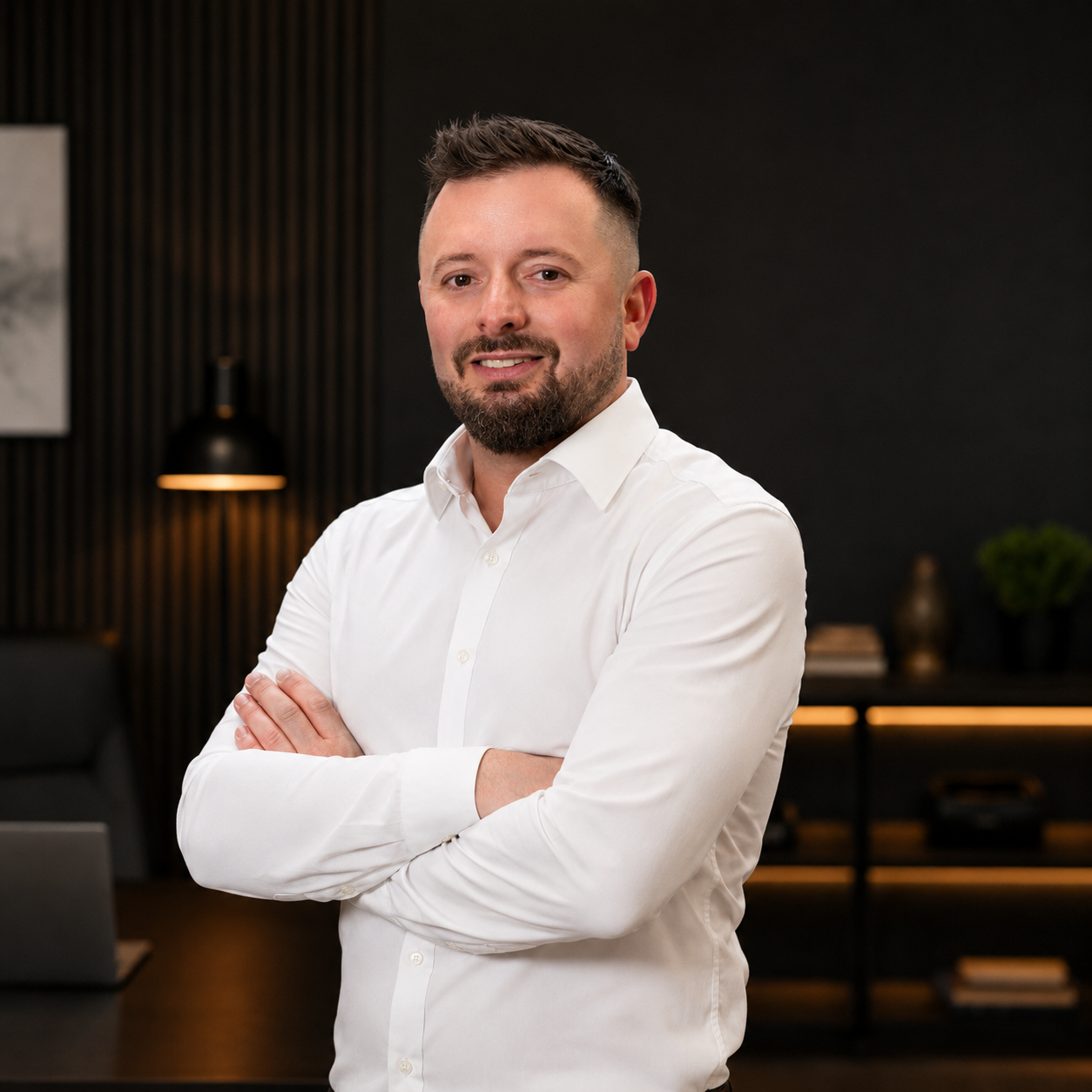 David Hanus v bílé košili